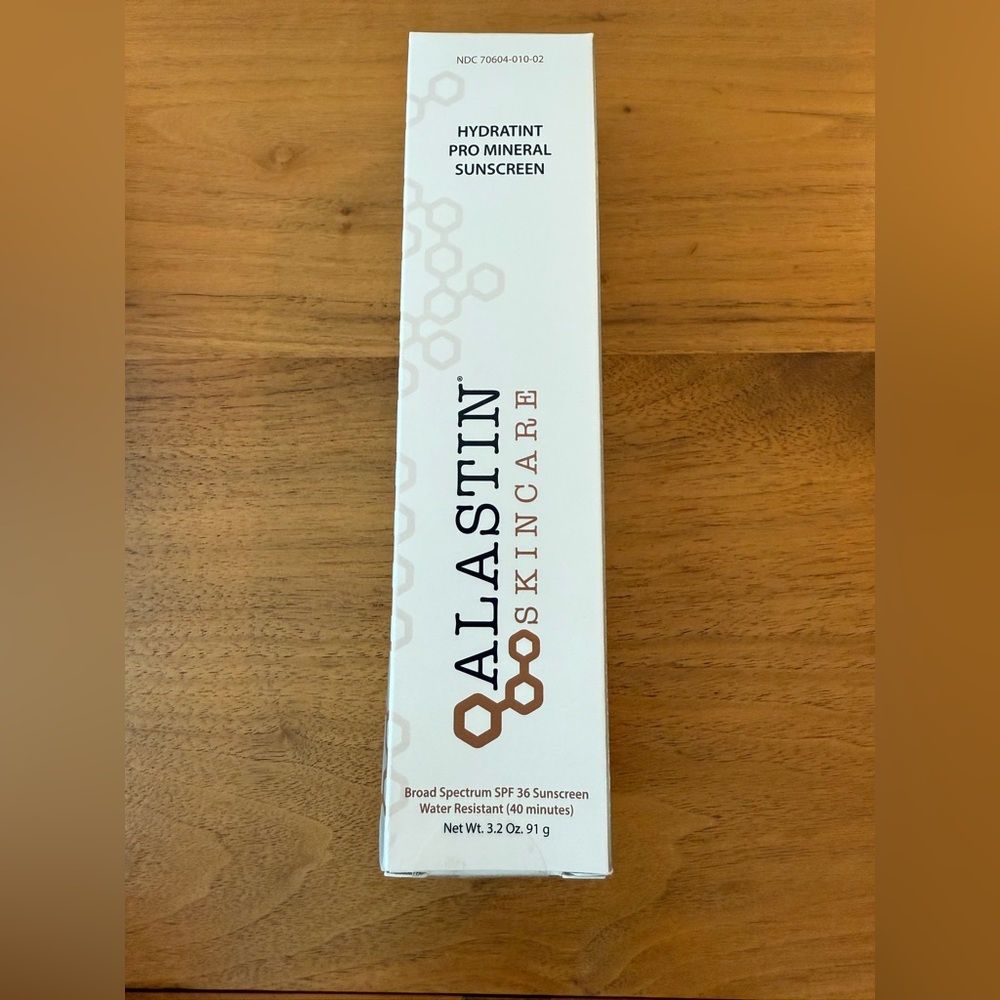 New In Box Alastin Hydratint Pro Mineral Sunscreen SPF 36Trihex Technology Serum